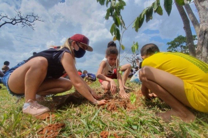 O Natal Solidário do Projeto Raia Norte, no Parque das Garças, promoveu aulas de educação ambiental, prática de esportes e outras atividades a 40 crianças moradoras do Varjão
