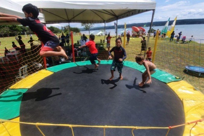 O Natal Solidário do Projeto Raia Norte, no Parque das Garças, promoveu aulas de educação ambiental, prática de esportes e outras atividades a 40 crianças moradoras do Varjão
