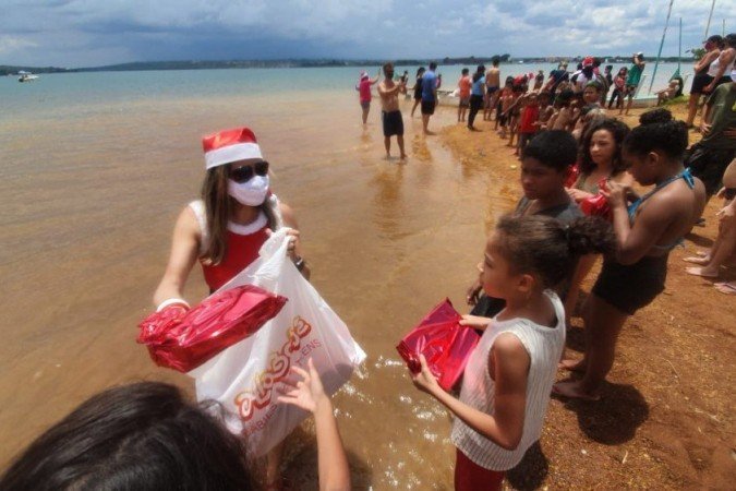 O Natal Solidário do Projeto Raia Norte, no Parque das Garças, promoveu aulas de educação ambiental, prática de esportes e outras atividades a 40 crianças moradoras do Varjão
