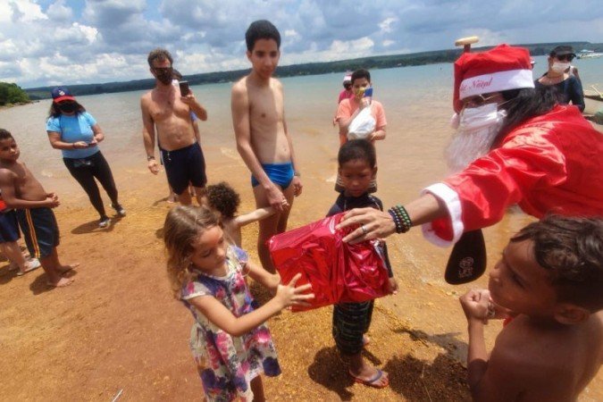 O Natal Solidário do Projeto Raia Norte, no Parque das Garças, promoveu aulas de educação ambiental, prática de esportes e outras atividades a 40 crianças moradoras do Varjão
