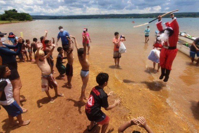 O Natal Solidário do Projeto Raia Norte, no Parque das Garças, promoveu aulas de educação ambiental, prática de esportes e outras atividades a 40 crianças moradoras do Varjão
