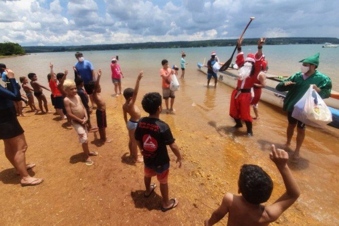 O Natal Solidário do Projeto Raia Norte, no Parque das Garças, promoveu aulas de educação ambiental, prática de esportes e outras atividades a 40 crianças moradoras do Varjão
