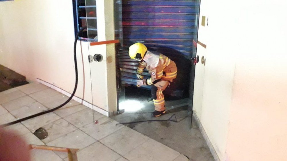 Bombeiros arrombam porta de lavanderia para combater incêndio