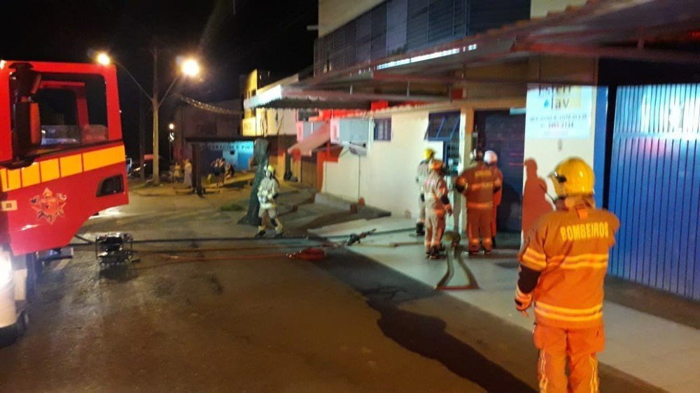 Lavanderia no Setor de Oficinas Norte pega fogo na noite desta sexta-feira (4/12)