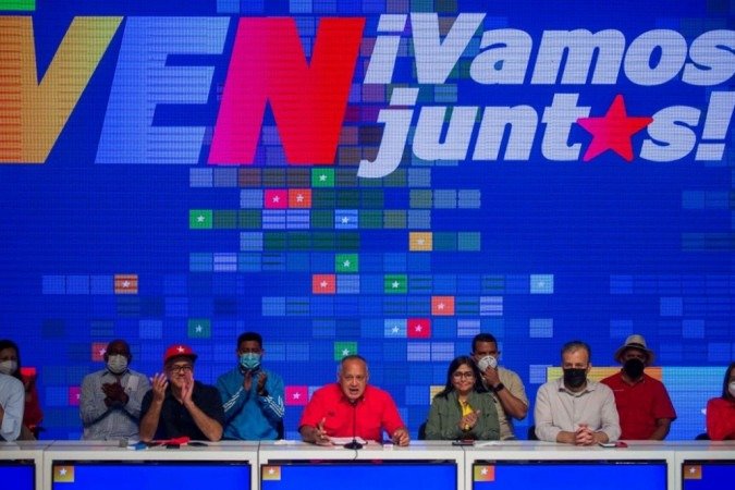 O líder do Partido Socialista Unido da Venezuela (PSUV), Diosdado Cabello (C), fala sobre os resultados das eleições legislativas ao lado do vice-presidente Delcy Rodriguez (centro R), do ministro do petróleo Tarek El Aissami (3º R) e do ex-ministro das comunicações Jorge Rodriguez ( 4R) em Caracas em 7 de dezembro de 2020. - (crédito: Cristian Hernandez / AFP) O líder do Partido Socialista Unido da Venezuela (PSUV), Diosdado Cabello (C), fala sobre os resultados das eleições legislativas ao lado do vice-presidente Delcy Rodriguez (centro R), do ministro do petróleo Tarek El Aissami (3º R) e do ex-ministro das comunicações Jorge Rodriguez ( 4R) em Caracas em 7 de dezembro de 2020. - (crédito: Cristian Hernandez / AFP)