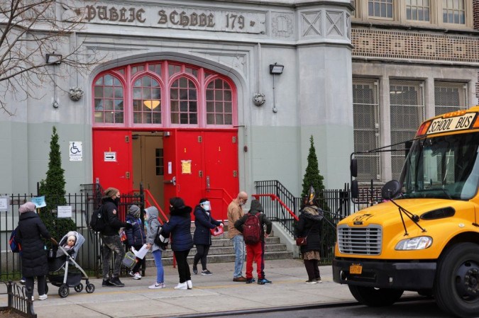 Escolas primárias reabrem em Nova York, mas restaurantes podem ser fechados  novamente