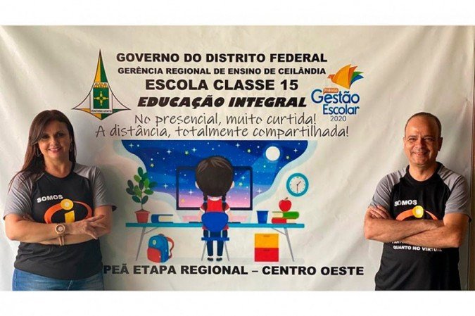 A diretora da Escola Classe 15, Mariângela de Oliveira, ao lado de Ricardo Koziel, vice-diretor -  (crédito: Arquivo pessoal)