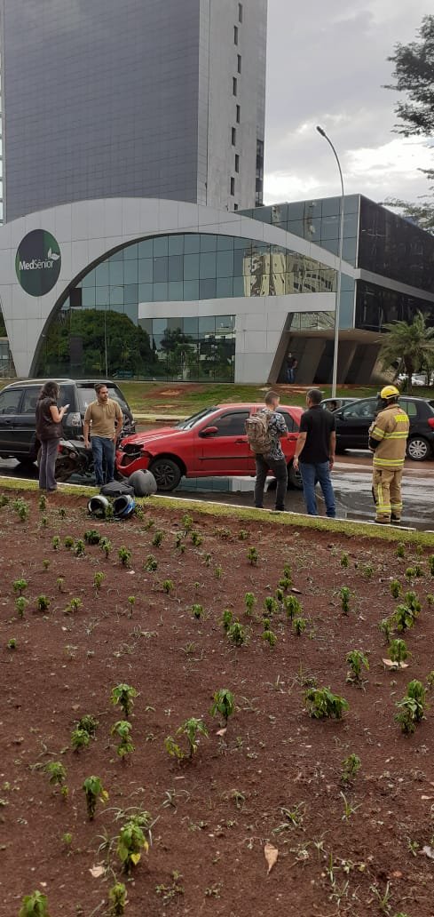 Uma pessoa se machucou no acidente que envolveu dois carros e uma moto na W3 Sul