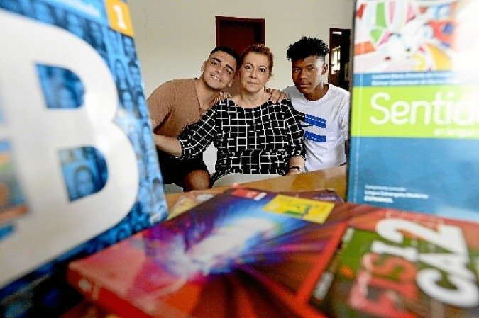 A administradora de empresas Silvania Oliveira está com a documentação preparada para renovar a matrícula dos dois filhos, Danilo dos Santos e Lucas Oliveira - (crédito: Carlos Vieira/CB/D.A Press) A administradora de empresas Silvania Oliveira está com a documentação preparada para renovar a matrícula dos dois filhos, Danilo dos Santos e Lucas Oliveira - (crédito: Carlos Vieira/CB/D.A Press)