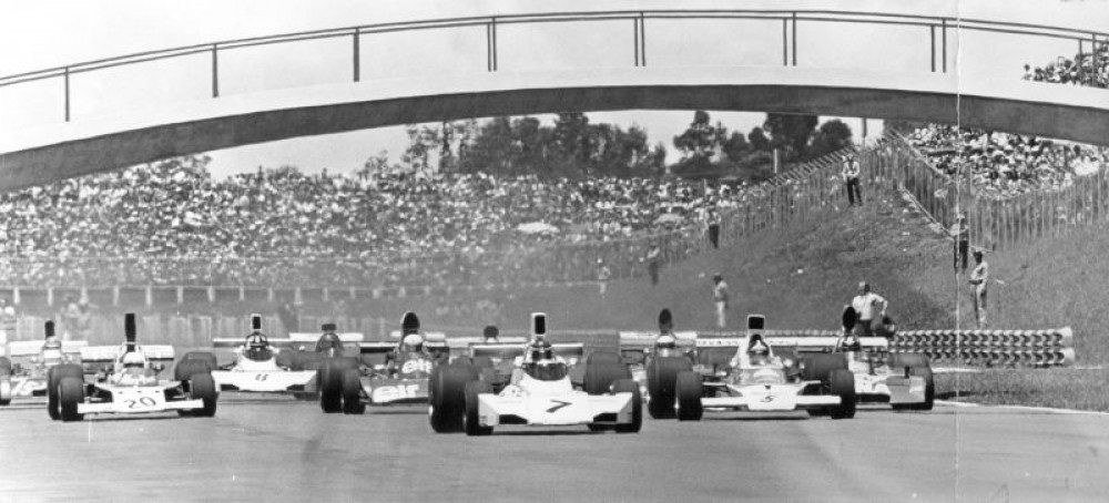 Pessoas assistem ao Grande Pr&ecirc;mio Presidente M&eacute;dici durante inaugura&ccedil;&atilde;o do Aut&oacute;dromo de Bras&iacute;lia
