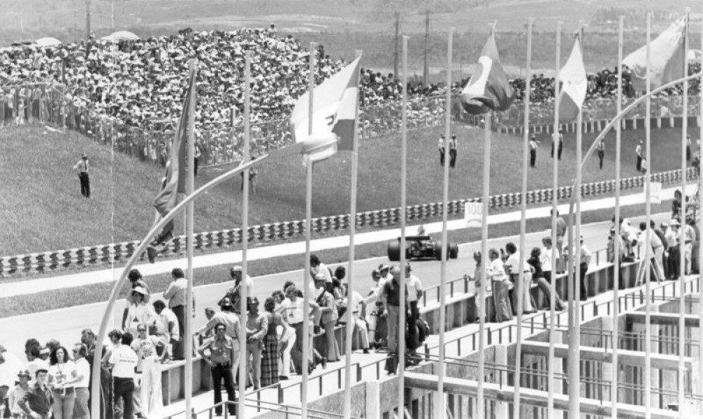 Pessoas assistem ao Grande Prêmio Presidente Médici durante inauguração do Autódromo de Brasília