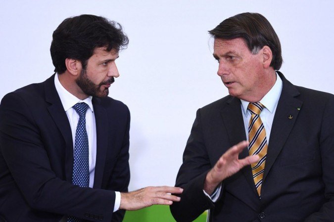 A justificativa do governo para a saída de Álvaro Antônio foram as críticas feitas por ele a Eduardo Ramos - (crédito: Evaristo Sá/AFP) A justificativa do governo para a saída de Álvaro Antônio foram as críticas feitas por ele a Eduardo Ramos - (crédito: Evaristo Sá/AFP)