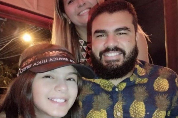 A youtuber Pietra Almeida com os pais, Juliana e Alan: cuidado redobrado com o acesso a plataformas digitais - (crédito: Arquivo Pessoal) A youtuber Pietra Almeida com os pais, Juliana e Alan: cuidado redobrado com o acesso a plataformas digitais - (crédito: Arquivo Pessoal)