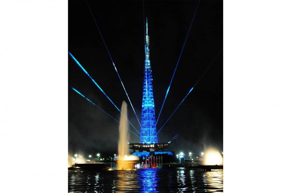 Torre de TV ganha iluminação de Natal até o dia 25 de dezembro