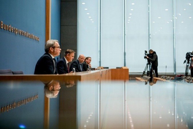 Georg Maier, presidente da conferência de ministros do interior federal, secretário de estado do ministério do interior alemão Hans-Georg Engelke, Mathis Feldhoff e o ministro do interior da Baixa Saxônia, Boris Pistorius, discursam em entrevista coletiva em Berlim em 11 de dezembro de 2020. -  (crédito: Britta Pedersen / POOL / AFP)