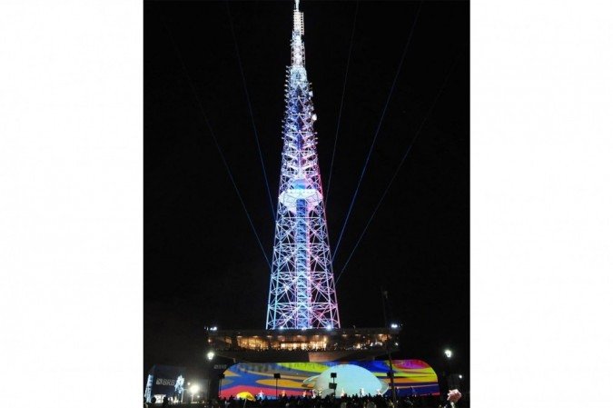 Torre de TV recebe iluminação de Natal