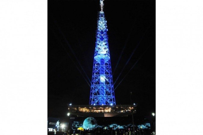 Torre de TV recebe iluminação de Natal