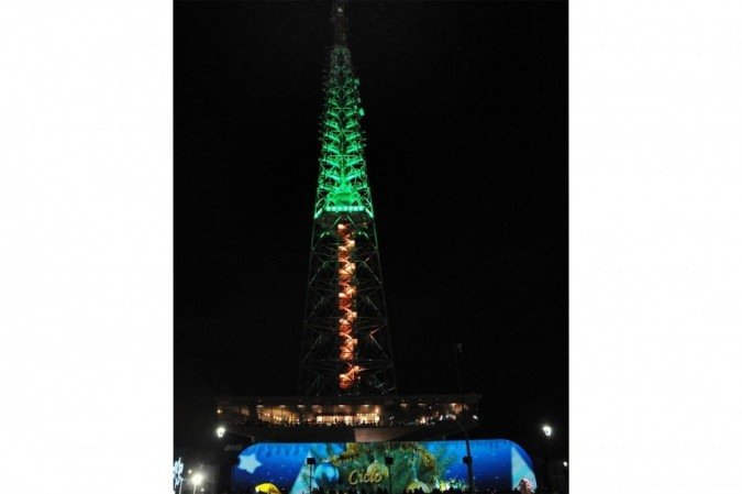Torre de TV recebe iluminação de Natal