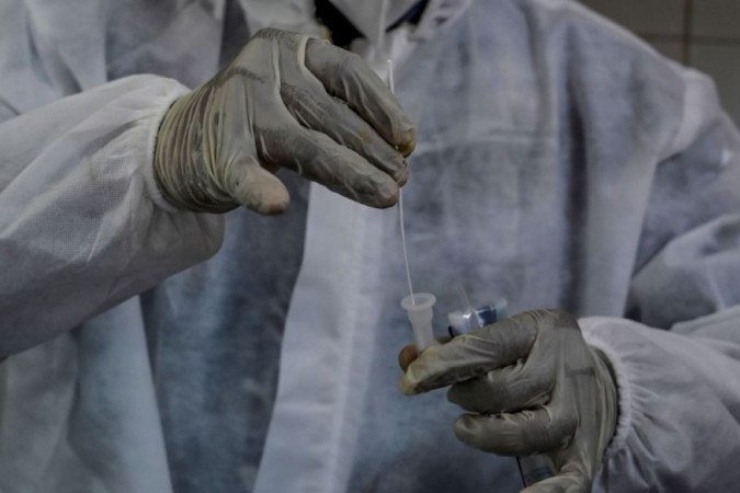 O estudo também fez projeções em cenários com e sem vacinação - (crédito: AFP / Indranil MUKHERJEE) O estudo também fez projeções em cenários com e sem vacinação - (crédito: AFP / Indranil MUKHERJEE)