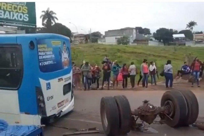 As rodas ficaram totalmente soltas na pista, as duas faixas ficaram interditadas