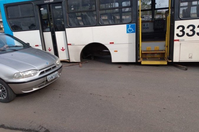 As rodas ficaram totalmente soltas na pista, as duas faixas ficaram interditadas