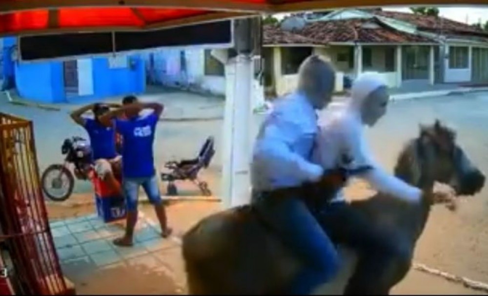 Dupla de encapuzados usa cavalo para assaltar mercado em Pernambuco