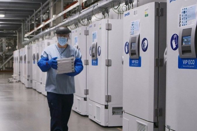 REUTERS - Instalação da Pfizer na Bélgica; estudos apontam que vacina tem eficácia de cerca de 95% para prevenir quadros de covid-19 - 