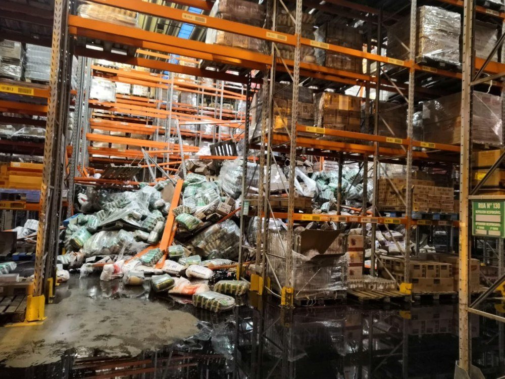 Prateleira desmorona em depósito de supermercado no SIA; ninguém se feriu
