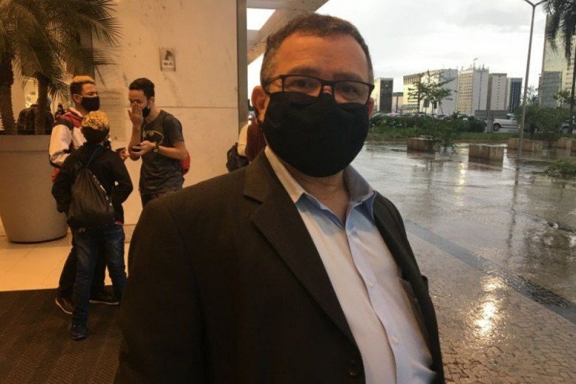 O professor José Edmilson teve de cortar gastos para arcar com alimentos mais caros e aumento da conta de luz 