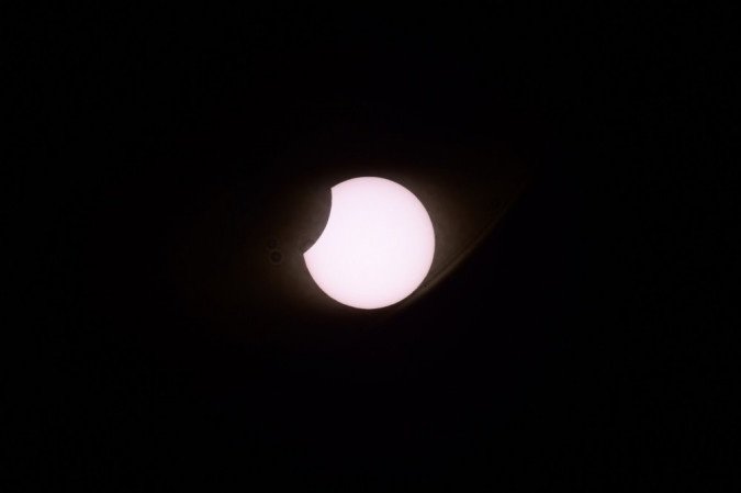 Eclipse do sol registrado na Argentina -  (crédito:  AFP / RONALDO SCHEMIDT)