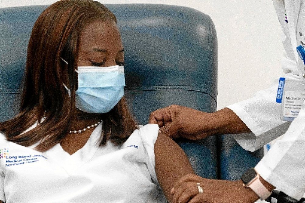 A enfermeira Sandra Lindsay foi vacinada, diante das câmeras, no Long Island Jewish Hospital:  'Eu me sinto esperançosa e aliviada'