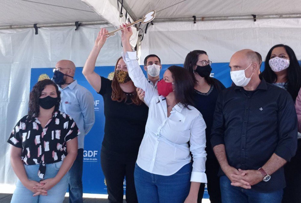 Professores recebem chaves de projeto habitacional em Samambaia