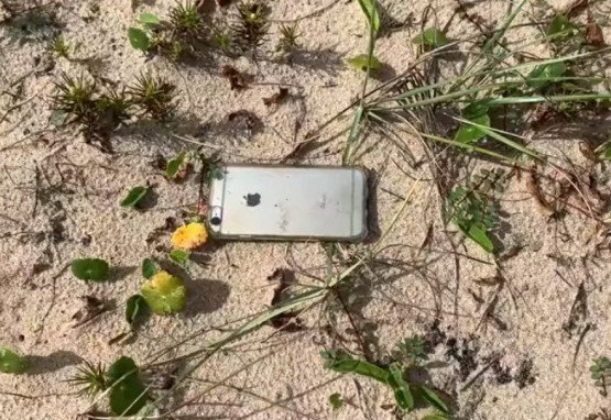 Celular do ambientalista Ernesto Galiotto encontrado em Praia de Cabo Frio, Rio de Janeiro. Celular do ambientalista Ernesto Galiotto encontrado em Praia de Cabo Frio, Rio de Janeiro.