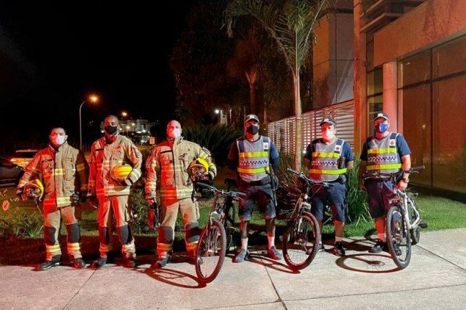 Bombeiros chegaram ao endereço pouco depois e terminaram de apagar as chamas - (crédito: CBMDF/Divulgação) Bombeiros chegaram ao endereço pouco depois e terminaram de apagar as chamas - (crédito: CBMDF/Divulgação)