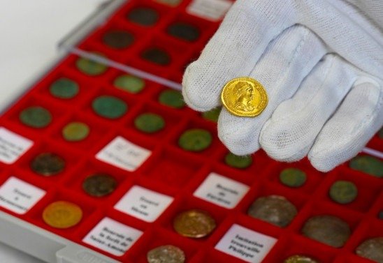 Uma foto tirada em 14 de dezembro de 2020 mostra uma moeda de ouro de Faustina (Emperess - s&eacute;culo 2), parte de 27.500 itens arqueol&oacute;gicos em Metz, leste da Fran&ccedil;a, apreendidos por oficiais da alf&acirc;ndega na regi&atilde;o nordeste da Fran&ccedil;a.