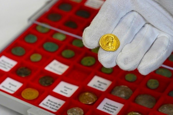 Uma foto tirada em 14 de dezembro de 2020 mostra uma moeda de ouro de Faustina (Emperess - s&eacute;culo 2), parte de 27.500 itens arqueol&oacute;gicos em Metz, leste da Fran&ccedil;a, apreendidos por oficiais da alf&acirc;ndega na regi&atilde;o nordeste da Fran&ccedil;a.