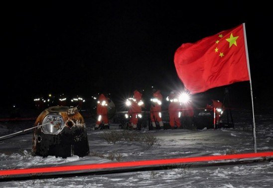 O módulo de retorno da sonda lunar Chang'e-5 da China pousa em Siziwang Banner, na Região Autônoma da Mongólia Interior, no norte da China, em 17 de dezembro de 2020.
