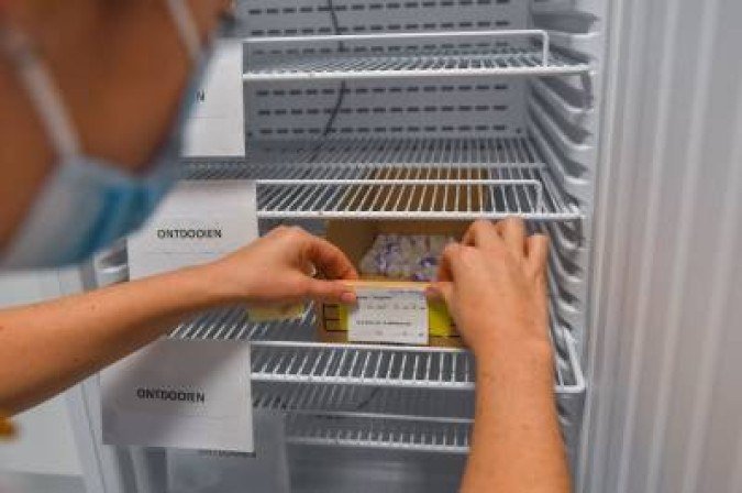 estes clínicos costumam comparar candidatos a remédio com uma substância sem efeito terapêutico (o placebo) — sem que voluntários ou pesquisadores saibam quem tomou o que - (crédito: LUC CLAESSEN) estes clínicos costumam comparar candidatos a remédio com uma substância sem efeito terapêutico (o placebo) — sem que voluntários ou pesquisadores saibam quem tomou o que - (crédito: LUC CLAESSEN)