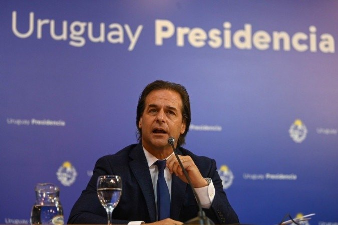 O presidente do Uruguai, Luis Lacalle Pou, fala durante uma entrevista coletiva em Montevidéu, em 22 de outubro de 2020, em meio à nova pandemia de coronavírus.  -  (crédito: AFP / Pablo PORCIUNCULA)