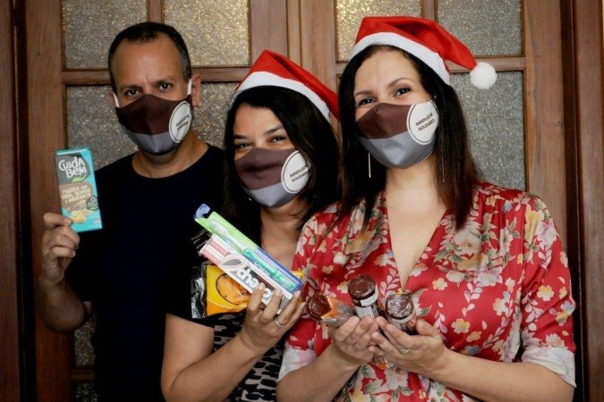 Thaís Fread (D) contou com a ajuda inicial dos amigos Márcia Ribeiro Braga e Walter Júnior para distribuir sanduíches: hoje, o grupo é formado por 30 pessoas -  (crédito: Marcelo Ferreira/CB/D.A.Press)