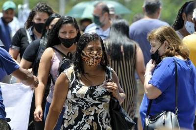 17/12/20120. Credito: Marcelo Ferreira/CB/D.A Press. Brasil. Brasília - DF. Covid 19 plataforma superior da rodoviaria de Brasilia, pessoas que usam mascara e nao usam mascara.