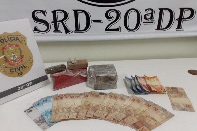 O ex-candidato e outras duas pessoas quebraram os celulares antes de se apresentarem aos policias - (crédito: PCDF) O ex-candidato e outras duas pessoas quebraram os celulares antes de se apresentarem aos policias - (crédito: PCDF)