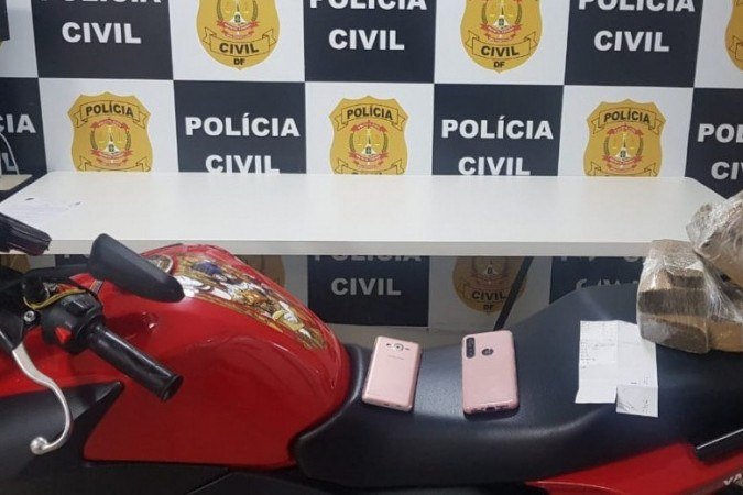 Durante a abordagem, o jovem atropelou o policial civil que participava da operação - (crédito: PCDF/Divulgação) Durante a abordagem, o jovem atropelou o policial civil que participava da operação - (crédito: PCDF/Divulgação)