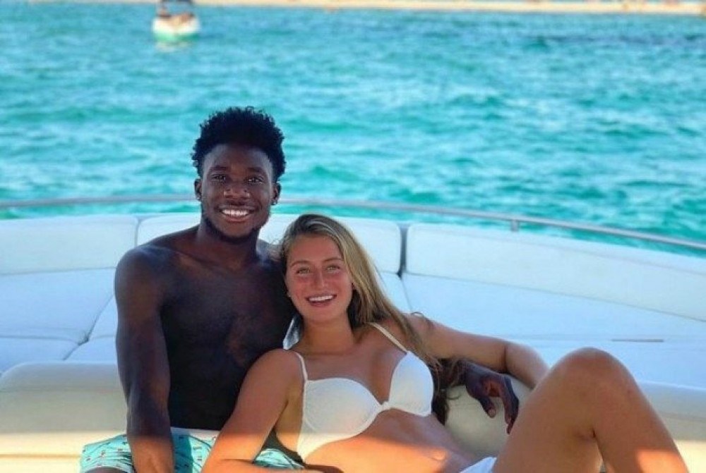 Alphonso Davies é vítima de racismo ao aparecer em foto com namorada branca