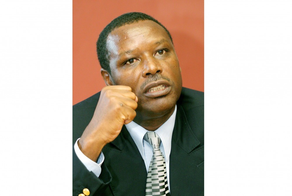 Ex-presidente do Burundi, condenado à prisão perpétua, morre em Paris