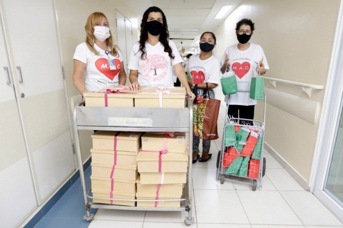 Os voluntários doaram 55 kits de higiene pessoal - (crédito: Secretaria de Saúde) Os voluntários doaram 55 kits de higiene pessoal - (crédito: Secretaria de Saúde)