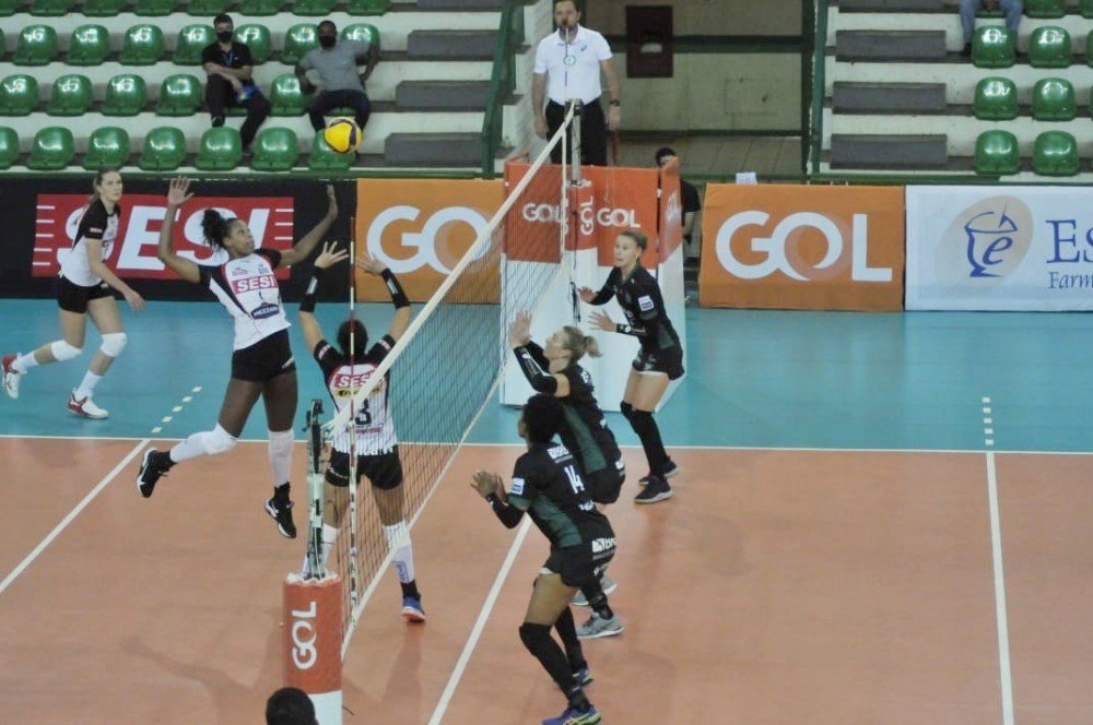 Sesi Bauru quebra sequência de vitórias do Brasília Vôlei na Superliga