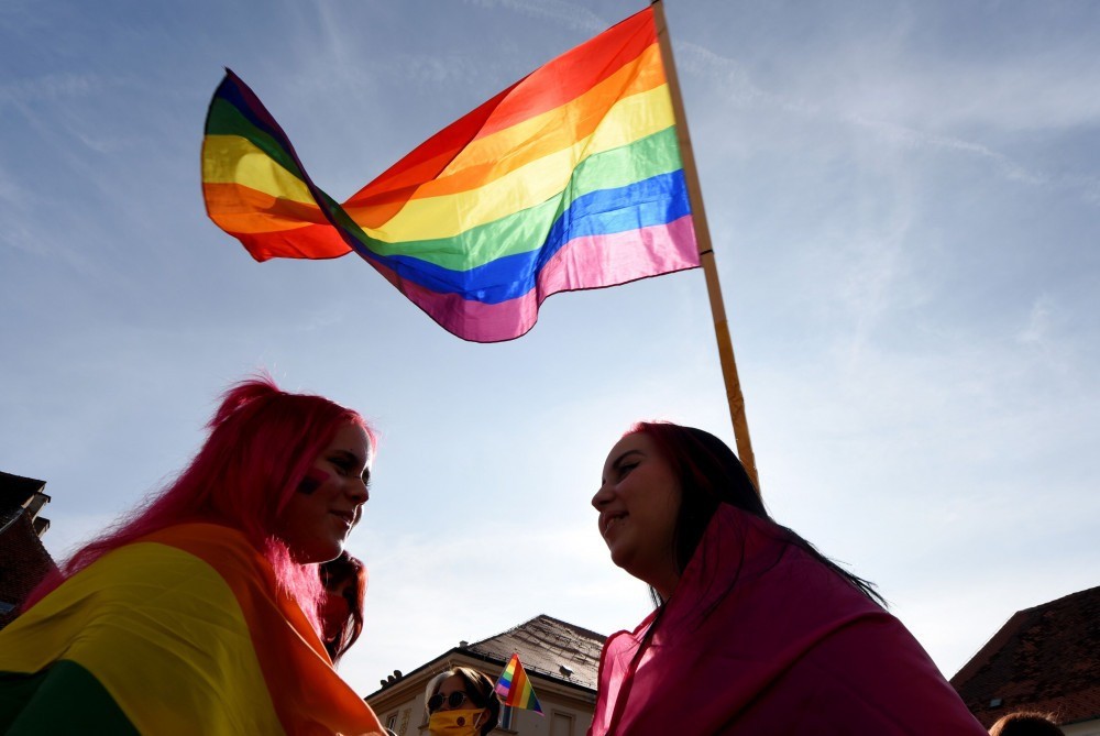 Parlamento suíço aprova casamento para pessoas do mesmo sexo