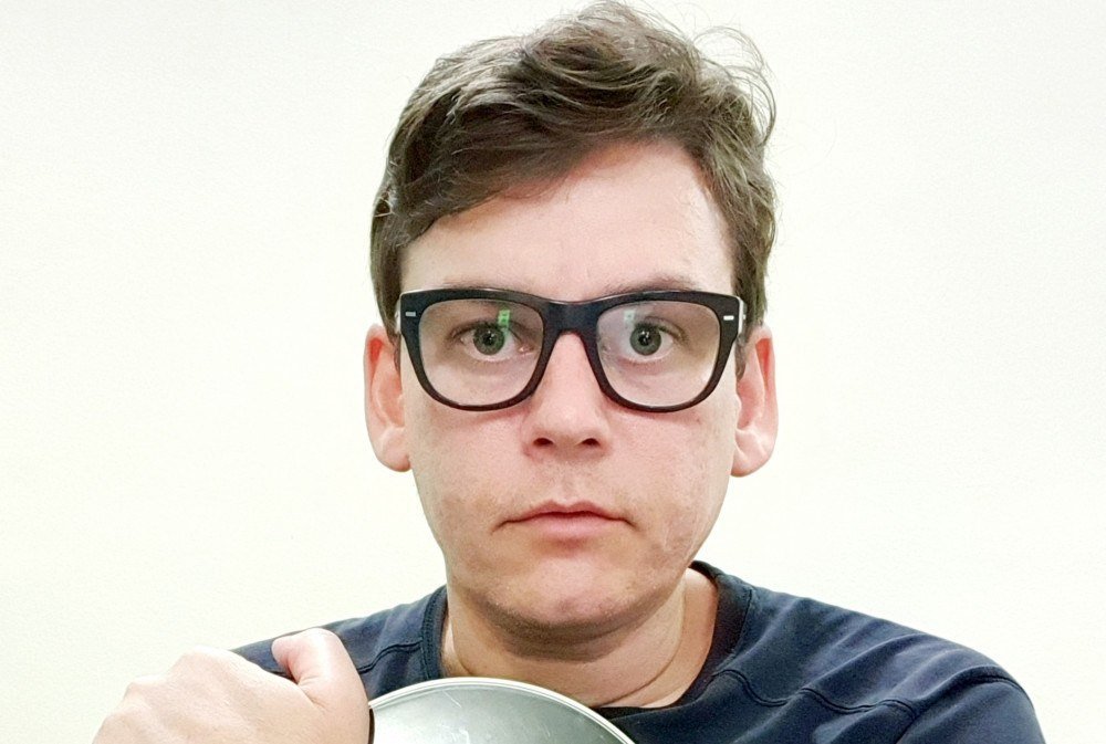 Fernando Brasil lamenta o país da Terra plana no single 'Marte ataca!'