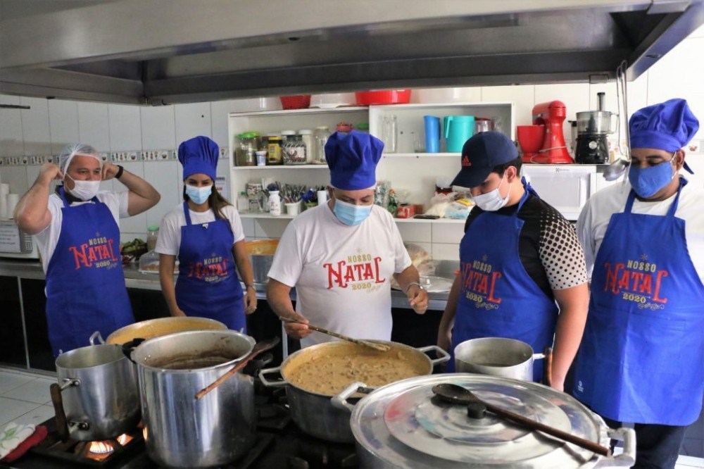 Natal: chefs, Ibaneis e primeira-dama fazem ceia para crianças em Ceilândia